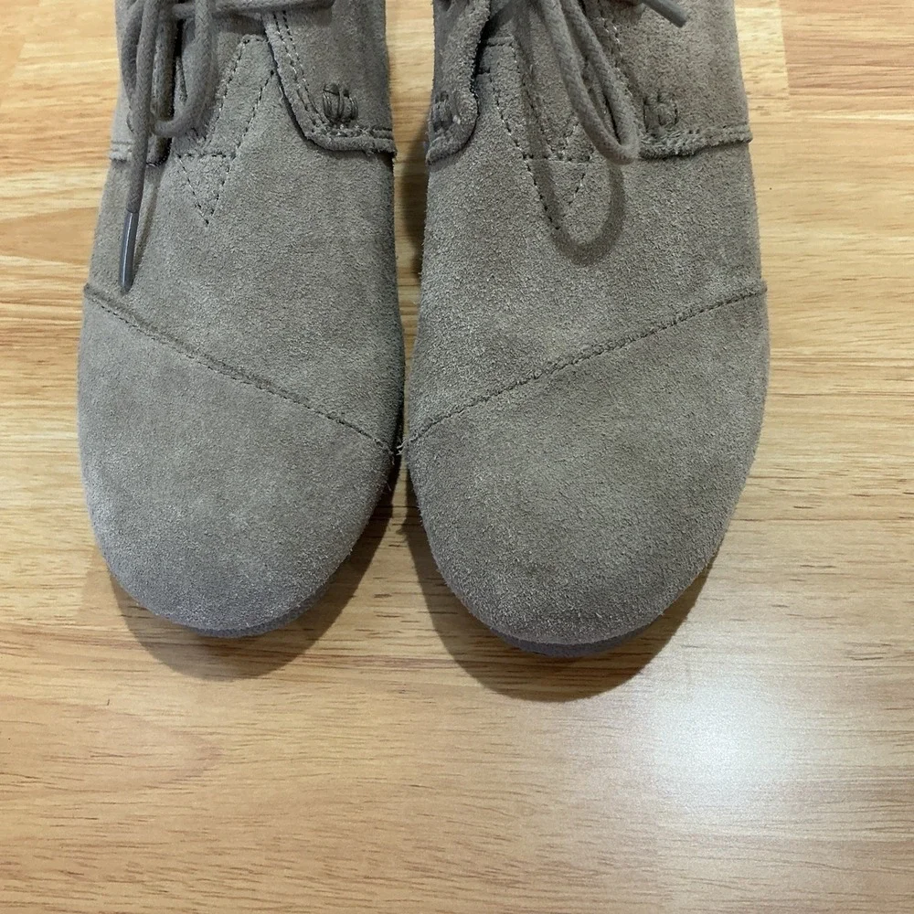 TOMS Boots Youth 3 Girls Desert Wedge Ankle Booties Casual Beige Suede‎ Lace Up